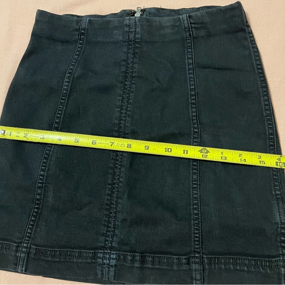 Like new* mini skirt - Picture 5 of 8